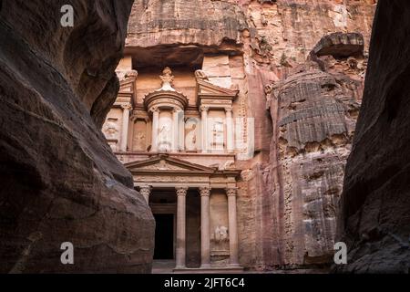 Vista del Tesoro (al-Khazneh) dalla gola, Petra, Ma'an Governorato, Giordania Foto Stock