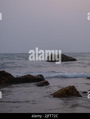 Splendida vista sull'oceano con rocce. Oceano tranquillo con cielo limpido. Foto Stock