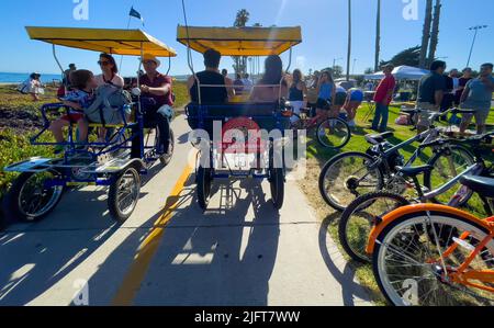 Santa Barbara, California, Stati Uniti. 4th luglio 2022. La passeggiata lungomare di Santa Barbara vede più attività il 4th luglio di qualsiasi altro giorno dell'anno; è apprezzata sia dai ciclisti di tutti i tipi che dai pedoni. (Credit Image: © Amy Katz/ZUMA Press Wire) Foto Stock