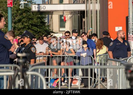 New York, Stati Uniti. 04th luglio 2022. Gli spettatori che non potevano entrare nel parco aspettano dietro le barricate della polizia per la 46th mostra annuale dei fuochi d'artificio del 4th luglio di Macy, che si affaccia sullo skyline di Manhattan al Gantry state Plaza a Long Island City, nel quartiere Queens di New York City. La celebrazione annuale dei fuochi d'artificio del 4th luglio 46th di Macy includeva più di 48.000 conchiglie ed effetti da cinque chiatte e durò circa 25 minuti. Credit: SOPA Images Limited/Alamy Live News Foto Stock