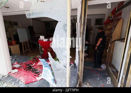 Oberhausen, Germania. 05th luglio 2022. A Oberhausen, un negozio è stato danneggiato da un'esplosione. Anche il negozio è stato vandalizzato all'interno. Poiché non si può escludere un atto politico, anche il Servizio di sicurezza dello Stato è coinvolto nelle indagini. Credit: David Young/dpa/Alamy Live News Foto Stock