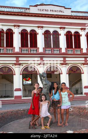 Cuba, nel centro della città Camaguey si trova il Teatro Principal. Foto Stock