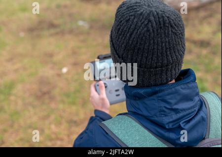 Persona che utilizza il telecomando del drone Foto Stock