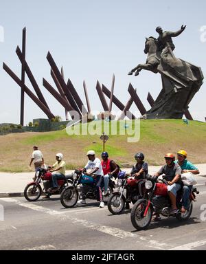 Cuba, Santiago de Cuba.motociclette di fronte al monumento di Antonio Maceo sulla Plaza de Revolucion. Generale Antonio de la Caridad Maceo y Gra Foto Stock