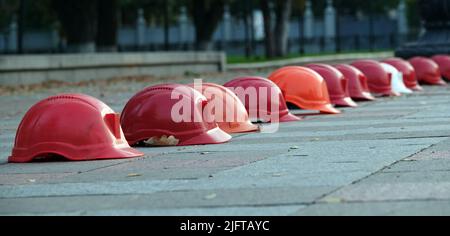 Kiev, Ucraina 26 settembre 2020: I caschi dei lavoratori si sono schierati in una piazza per protestare Foto Stock