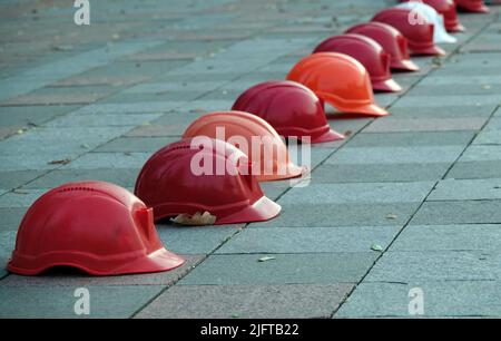 Kiev, Ucraina 26 settembre 2020: I caschi dei lavoratori si sono schierati in una piazza per protestare Foto Stock