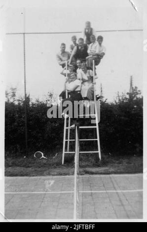 I membri del tennis club si posano sulla pista dietro l'Hotel Pension Mariënboom. Sulla sedia dell'arbitro, sotto, Lotte Osper. Nella prima fila, i tre di noi, Els Kalkman, Mies Groenenensteijn e INI Drewes. Sopra questo, da sinistra a destra, Willy Burki, Willy Leentvaart, Piet Veteris, Karel Burki e Anton Dek. In cima, A. van Haaften Foto Stock