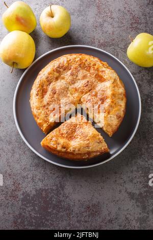 Torta di mele con formaggio cheddar primo piano nel piatto sul tavolo. Vista dall'alto verticale Foto Stock