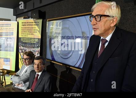 L'avvocato Georges-Henry Bauthier ha raffigurato durante un momento stampa dal Consiglio Nazionale di resistenza dell'Iran (NCRI) in protesta contro il trattato tra il governo belga e il regime iraniano, a Bruxelles, martedì 05 luglio 2022. Negli ultimi giorni si è discusso di un disegno di legge che permetterebbe al Belgio di scambiare prigionieri con l'Iran. La proposta sarà discussa oggi in parlamento. BELGA FOTO ERIC LALMAND Foto Stock