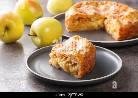 Porzione di torta di cheddar di mele in primo piano su un piatto sul tavolo. Orizzontale Foto Stock