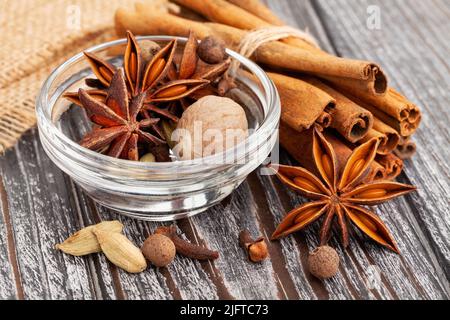 mix di spezie su sfondo di legno Foto Stock