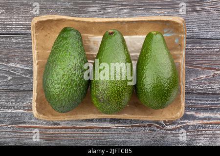 avocado su sfondo di legno vista dall'alto Foto Stock