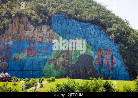 Cuba, muro dipinto sul Mogote Dos Hermanas mostra scena pre-storica, Mural de la Prehistoria. La pittura lunga 120 metri risale al 1961. Foto Stock