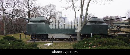 Kiev, Ucraina 10 dicembre 2020: Un'auto corazzata di un treno corazzato (Layout) nel Museo delle attrezzature militari per l'osservazione pubblica Foto Stock