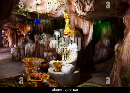 Ingresso porta tunnel alla grotta sotterranea per il viaggio della gente thailandese rispettare preghiera benedizione culto santo mistico antica eremita statua eremita Foto Stock