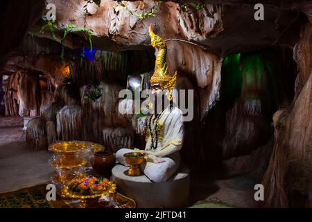 Ingresso porta tunnel alla grotta sotterranea per il viaggio della gente thailandese rispettare preghiera benedizione culto santo mistico antica eremita statua eremita Foto Stock