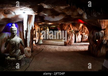 Ingresso porta tunnel alla grotta sotterranea per il viaggio della gente thailandese rispettare preghiera benedizione culto santo mistico antica eremita statua eremita Foto Stock