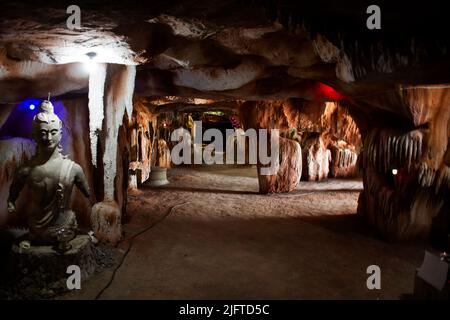 Ingresso porta tunnel alla grotta sotterranea per il viaggio della gente thailandese rispettare preghiera benedizione culto santo mistico antica eremita statua eremita Foto Stock