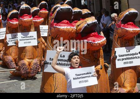 Pamplona. Spagna. 5th Lug 2022. Le organizzazioni in difesa degli animali 'AnimaNaturalis' e 'PETA' organizzano una protesta contro la corrida a Pamplona nel corso della corsa dei tori sotto lo slogan 'la corrida è preistorica' il giorno prima dell'inizio del Festival di San fermin. Credit: Iñigo Alzugaray/Alamy Live News Foto Stock