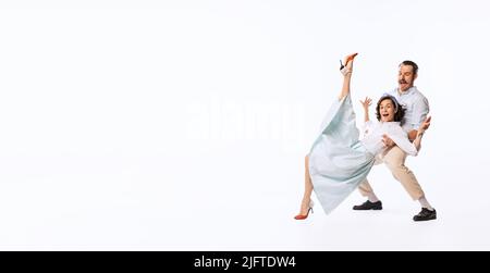 Ritratto di giovane bella, coppia emotiva, uomo e donna, danza retrò isolato su sfondo bianco studio. Volantino Foto Stock