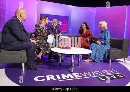 La Duchessa di Cornovaglia parla con i due gruppi di lavoro di Wilding e Michelle Ackerley sul set di Crimegatch Live durante una visita alla nuova sede centrale della BBC Wales a Cardiff per il lancio dei tour pubblici dell'emittente. Data foto: Martedì 5 luglio 2022. Foto Stock