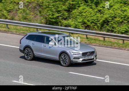 2021 Silver Volvo V90 C-Country B5 Mhev AWD A DS 235 Powerpulse Geartronic Auto 1969 Electric Diesel Estate; guida sull'autostrada M6, Manchester, Regno Unito Foto Stock