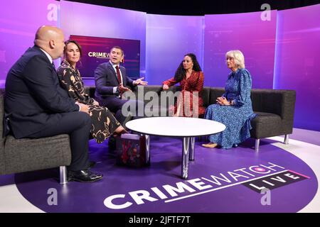 La Duchessa di Cornovaglia parla con i due gruppi di lavoro di Wilding e Michelle Ackerley sul set di Crimegatch Live durante una visita alla nuova sede centrale della BBC Wales a Cardiff per il lancio dei tour pubblici dell'emittente. Data foto: Martedì 5 luglio 2022. Foto Stock