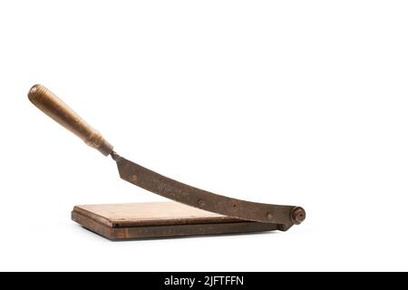 Una ghigliottina manuale d'epoca isolata su sfondo bianco Foto Stock