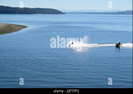 Gig Harbour, Washington, USA-Giugno 25th 2022: Moto d'acqua al porto di Gig in una calda mattinata estiva. Foto Stock