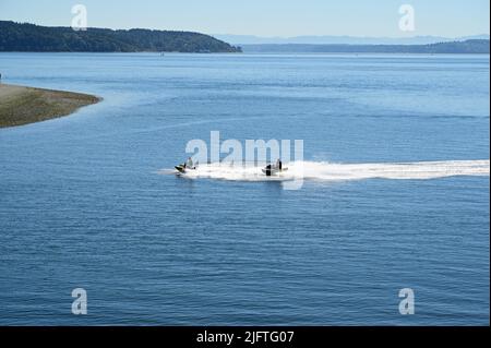 Gig Harbour, Washington, USA-Giugno 25th 2022: Moto d'acqua al porto di Gig in una calda mattinata estiva. Foto Stock