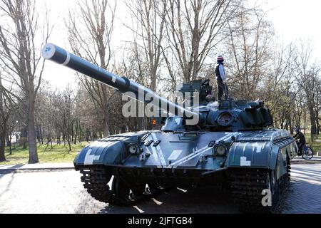 Kiev, Ucraina 20 marzo 2020: Equipaggiamento militare per tutti da vedere nel Parco della Vittoria Foto Stock