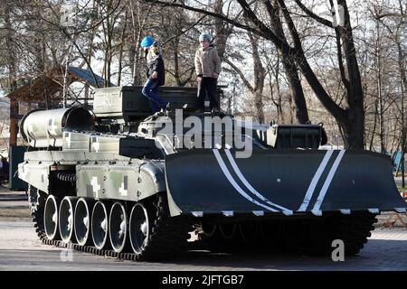 Kiev, Ucraina 20 marzo 2020: Equipaggiamento militare per tutti da vedere nel Parco della Vittoria Foto Stock