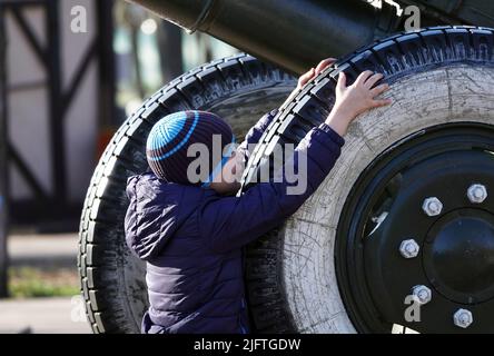 Kiev, Ucraina 20 marzo 2020: Equipaggiamento militare per tutti da vedere nel Parco della Vittoria Foto Stock