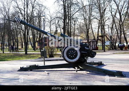 Kiev, Ucraina 20 marzo 2020: Equipaggiamento militare per tutti da vedere nel Parco della Vittoria Foto Stock