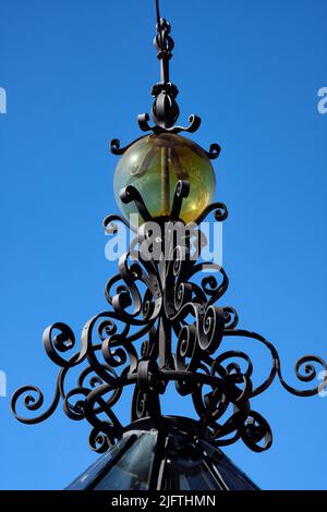 Decorazioni in ferro battuto sulla sommità di uno Skylight tradizionale a Regua, Portogallo Foto Stock