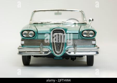 Modello di una vecchia auto convertibile prodotta originariamente nell'anno 1958. Foto Stock