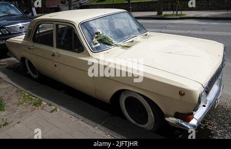 Kiev, Ucraina 13 giugno 2021: Auto Volga GAZ-24 morì sulla strada di Kiev e in memoria del passato mise un bouquet di fiori sul parabrezza Foto Stock