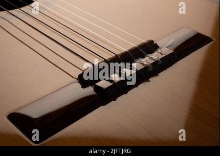 Il classico spagnolo a sei corde per chitarra ponte e sella si avvicina con una vignetta riflessa Foto Stock