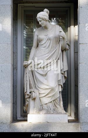 Admiración di Valeriano Salvatierra (1789 - 1836) scultore spagnolo.Corte scultore di Ferdinando VII di Spagna.questa scultura è una delle dodici sculture allegoriche che ha realizzato per la facciata al Museo del Prado di Madrid, Spagna. Foto Stock