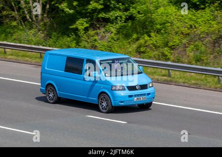 2006 VW Volkswagen T-Sporter T30 130 TDI LWB Blue LCV panel van 2460cc Diesel window furgone; guida sull'autostrada M6, Manchester, Regno Unito Foto Stock