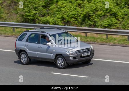 2007 Silver KIA Sportage XE CRDI 138 1991cc Diesel SUV; guida sull'autostrada M6, Manchester, Regno Unito Foto Stock