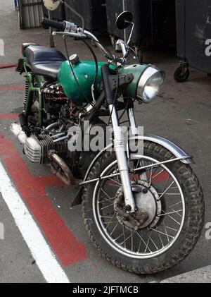 Kiev, Ucraina 28 ottobre 2020: Vecchio motociclo d'epoca dei tempi dell'URSS in verde Foto Stock