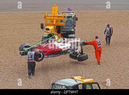 Recupero dell'Alfa Romeo Gran Premio di Formula 1 di Zhou Guanyu, dopo un incidente alla Farm Curve, circuito di Silverstone, Inghilterra, UK, 2022 Foto Stock