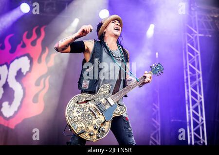Oslo, Norvegia. 24th, giugno 2022. La band hard rock svedese The Hellacopters suona un concerto dal vivo durante il festival musicale norvegese Tons of Rock 2022 di Oslo. Qui il chitarrista Dregen è visto dal vivo sul palco. (Photo credit: Gonzales Photo - Terje Dokken). Foto Stock