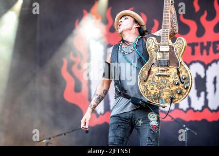 Oslo, Norvegia. 24th, giugno 2022. La band hard rock svedese The Hellacopters suona un concerto dal vivo durante il festival musicale norvegese Tons of Rock 2022 di Oslo. Qui il chitarrista Dregen è visto dal vivo sul palco. (Photo credit: Gonzales Photo - Terje Dokken). Foto Stock