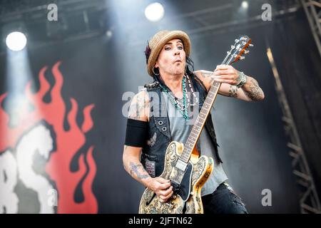 Oslo, Norvegia. 24th, giugno 2022. La band hard rock svedese The Hellacopters suona un concerto dal vivo durante il festival musicale norvegese Tons of Rock 2022 di Oslo. Qui il chitarrista Dregen è visto dal vivo sul palco. (Photo credit: Gonzales Photo - Terje Dokken). Foto Stock