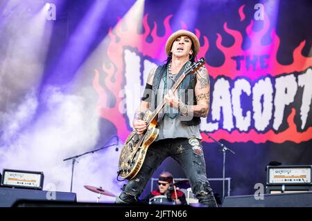 Oslo, Norvegia. 24th, giugno 2022. La band hard rock svedese The Hellacopters suona un concerto dal vivo durante il festival musicale norvegese Tons of Rock 2022 di Oslo. Qui il chitarrista Dregen è visto dal vivo sul palco. (Photo credit: Gonzales Photo - Terje Dokken). Foto Stock