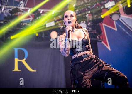 Oslo, Norvegia. 24th, giugno 2022. Il gruppo ucraino di metalli pesanti Jincher suona un concerto dal vivo durante il festival musicale norvegese Tons of Rock 2022 di Oslo. Qui la cantante Tatiana Shmailyuk è visto dal vivo sul palco. (Photo credit: Gonzales Photo - Terje Dokken). Foto Stock