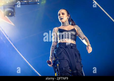 Oslo, Norvegia. 24th, giugno 2022. Il gruppo ucraino di metalli pesanti Jincher suona un concerto dal vivo durante il festival musicale norvegese Tons of Rock 2022 di Oslo. Qui la cantante Tatiana Shmailyuk è visto dal vivo sul palco. (Photo credit: Gonzales Photo - Terje Dokken). Foto Stock