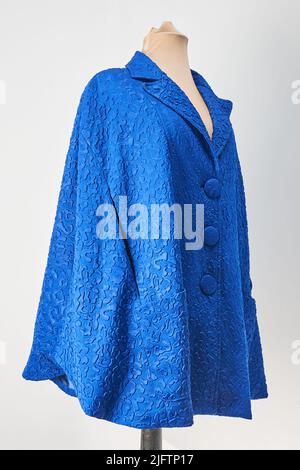 Cappotto blu su manichino. Abbigliamento autunnale Executive. Foto Stock